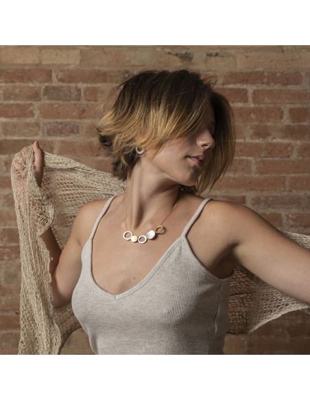 Collar en plata y lámina de oro de la colección Nova