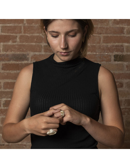 Anillo en plata con trazos en Oro de la Colección Nuts