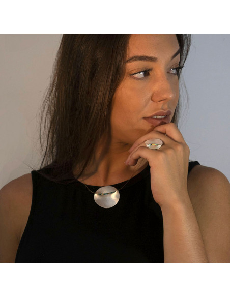 Anillo ajustable de plata y piedra de la colección Duna